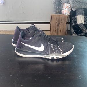 Black & white Nike free run women’s sneakers